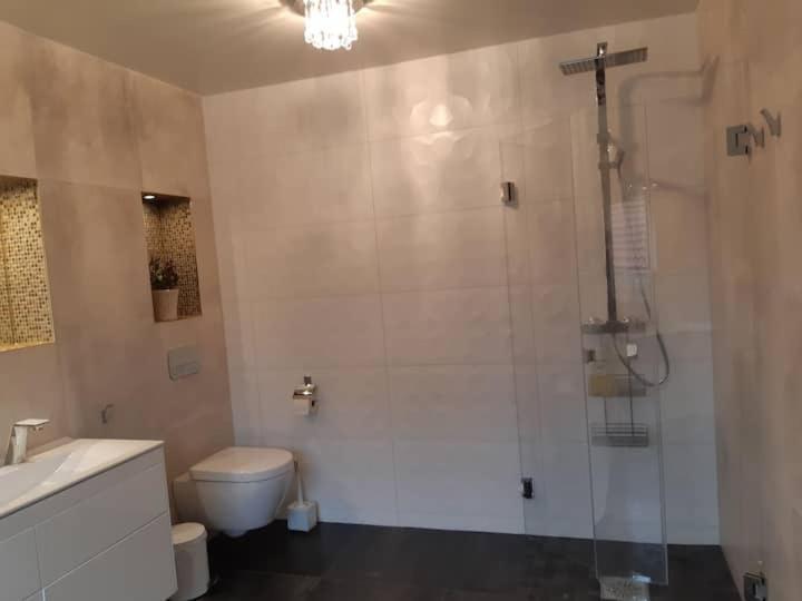 Lyxigt Rum Med Eget/Badrum Med Spa Kaensla Jönköping Extérieur photo